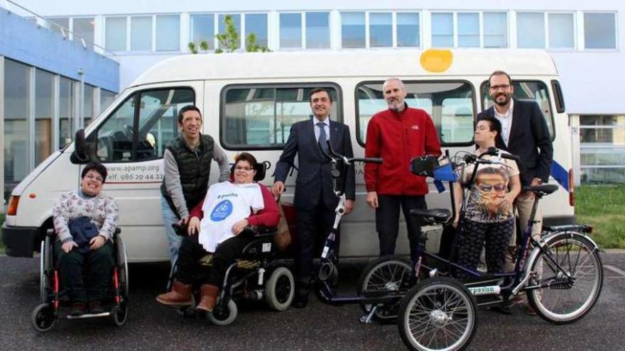 El consejero delegado del Hospital Povisa, José Bernardo Silveira; y Miguel López, jefe del servicio de Rehabilitación, junto a Javier Pitillas, impulsor del proyecto, e integrantes de Discamino . // FdV