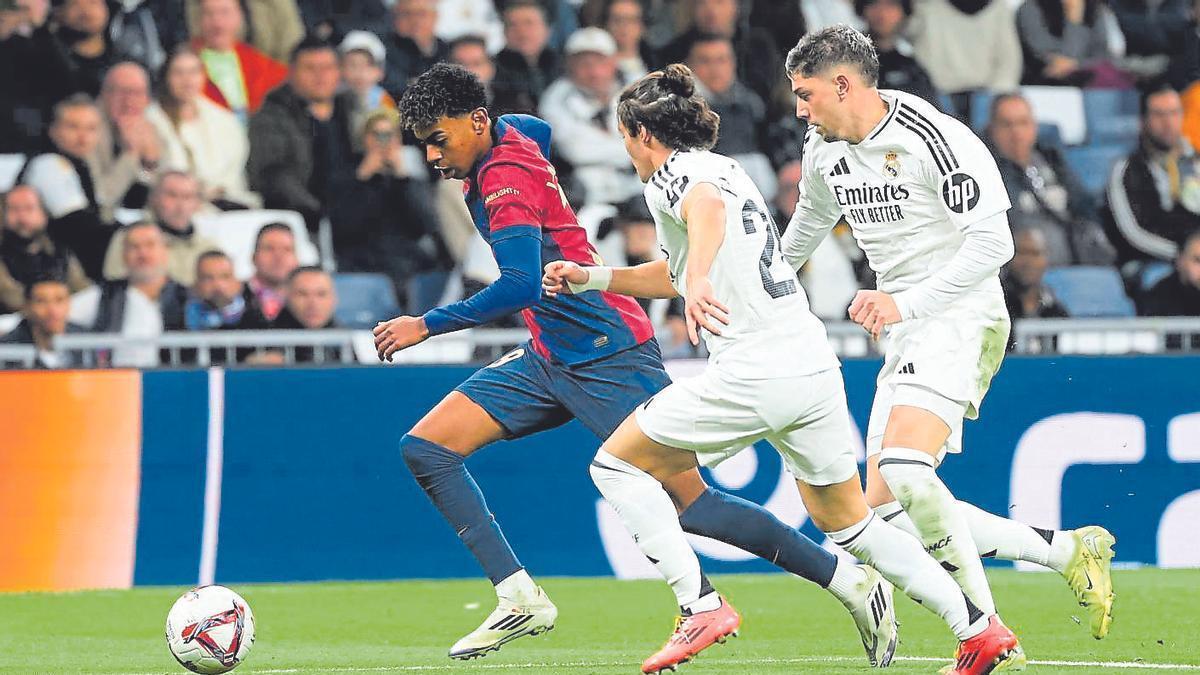 Lamine se escapa del exdeportivista Valverde y Fran García en el ‘Clásico’ del Bernabéu de la temporada pasada.