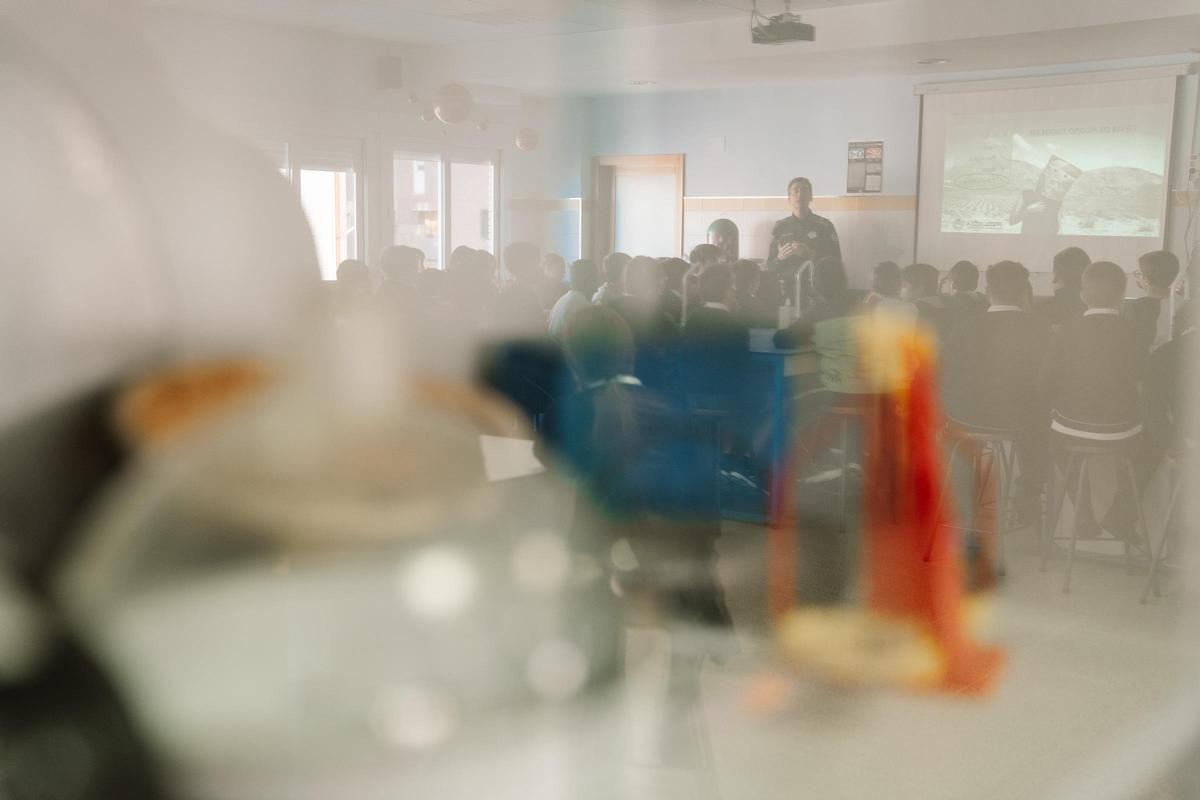 Un momento de la charla en el laboratorio del centro.