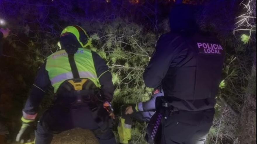 Rescatados dos jóvenes tras precipitarse por un barranco junto a la N-340 en Cocentaina