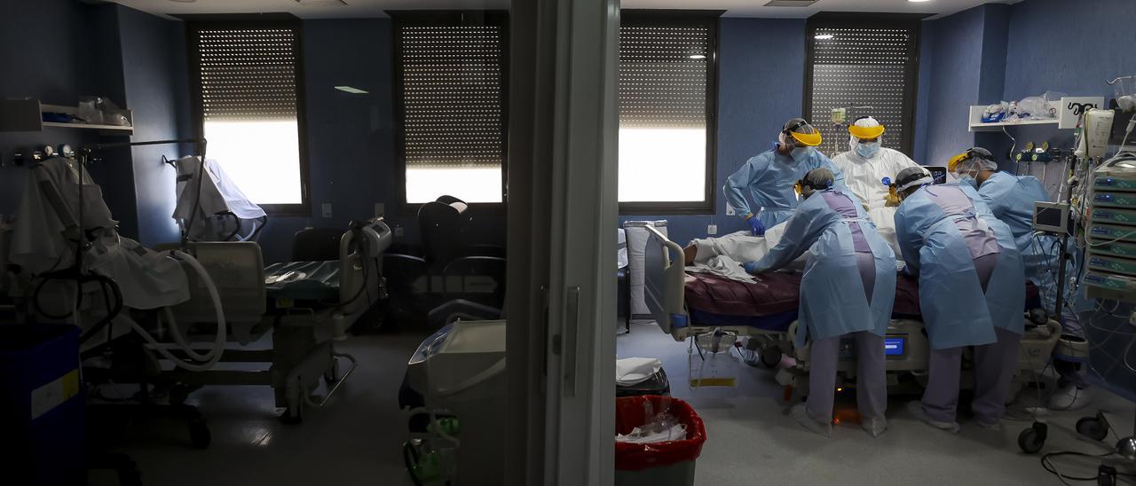 Profesionales sanitarios atendiendo a un paciente en la UCI del Hospital de Sant Joan, el año pasado.