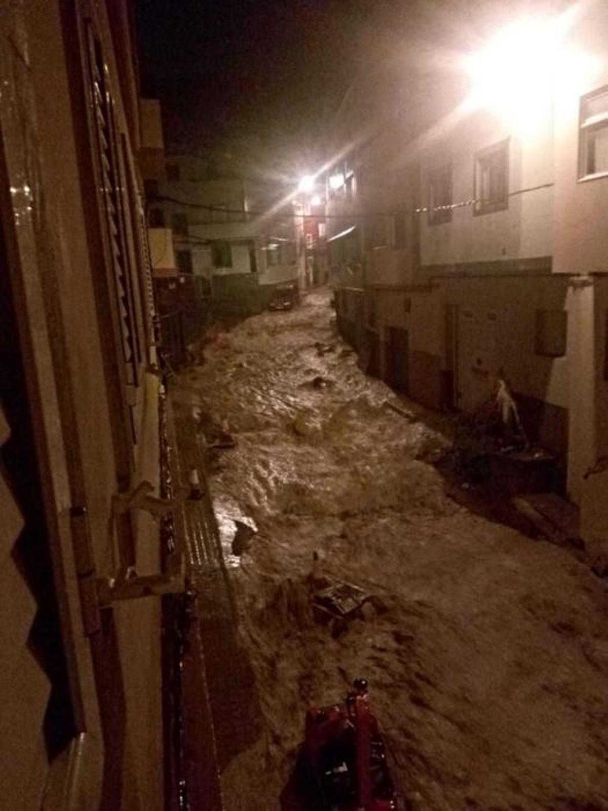 La lluvia hunde la calzada en Casa Ayala
