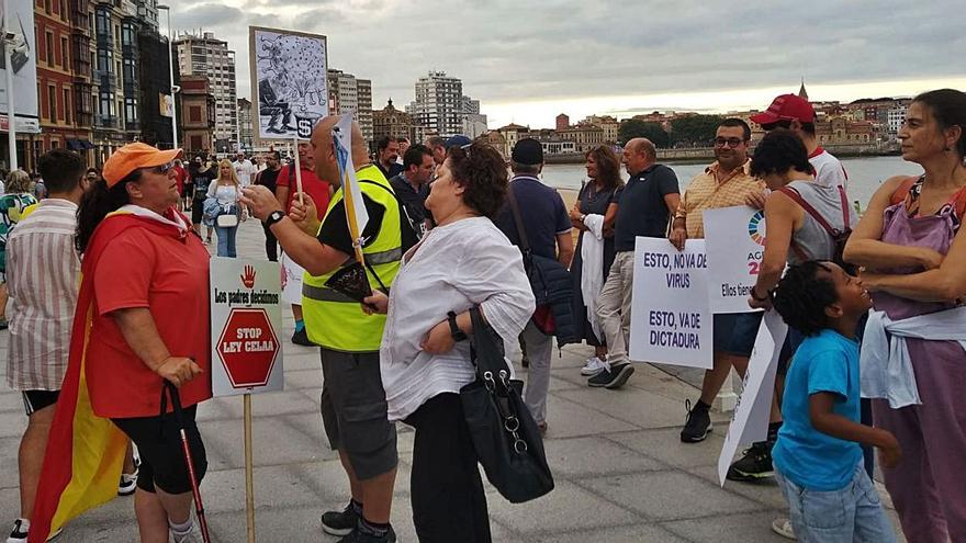 Expectación en el paseo del Muro en Gijón ante una protesta contra la vacunación y las mascarillas