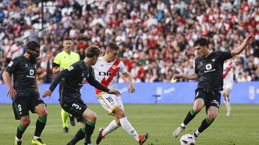 El Rayo recupera la sonrisa ante el Betis