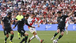 2-0. El Rayo recupera la sonrisa ante el Betis