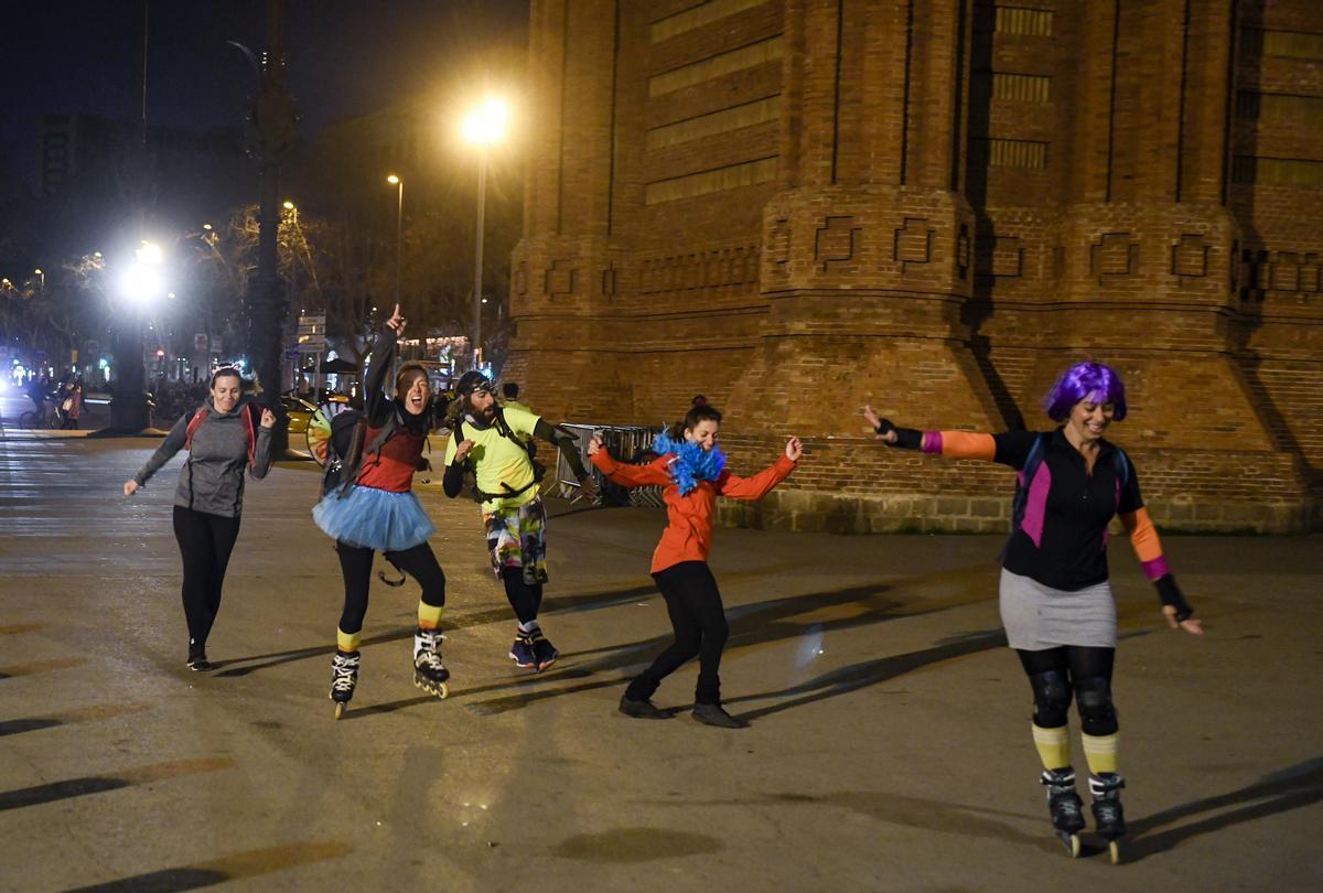 El grupo se divierte mientras corre y baila por la ciudad.