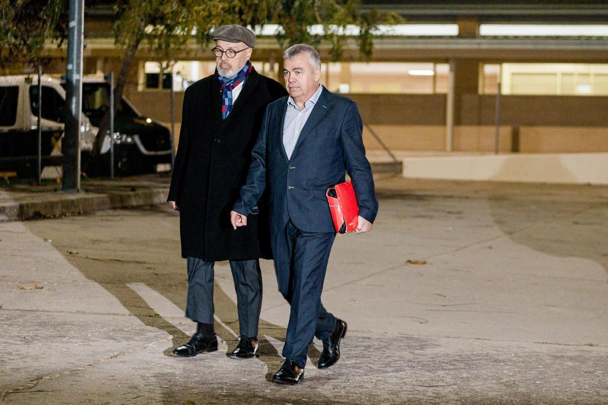 Archivo - El exsecretario de organización del PSOE Santos Cerdán (d), junto a su abogado Jacobo Teijelo (i) a su salida de la prisión de Soto del Real, a 19 de noviembre de 2025, en Soto del Real, Madrid (España).