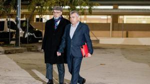 Archivo - El exsecretario de organización del PSOE Santos Cerdán (d), junto a su abogado Jacobo Teijelo (i) a su salida de la prisión de Soto del Real, a 19 de noviembre de 2025, en Soto del Real, Madrid (España).
