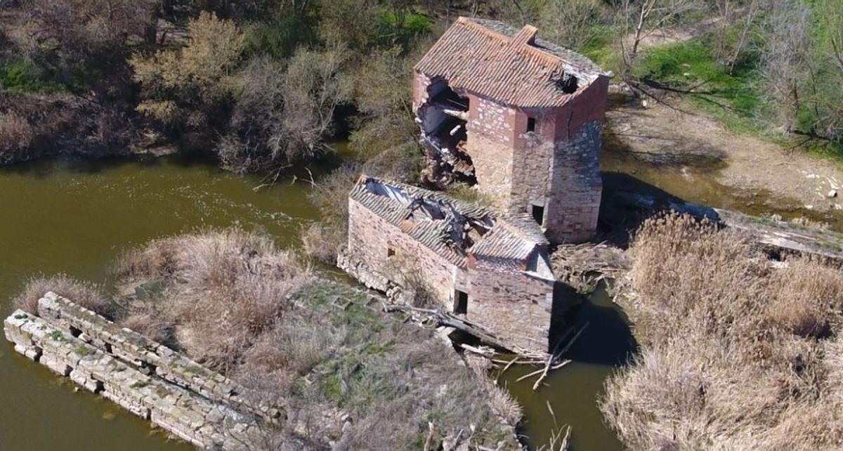 Vista aérea del conjunto de las aceñas de los Pisones, en una anterior crecida del río. | CEDIDA POR FLORISTERÍA CAPRICHOS (VILLARALBO)
