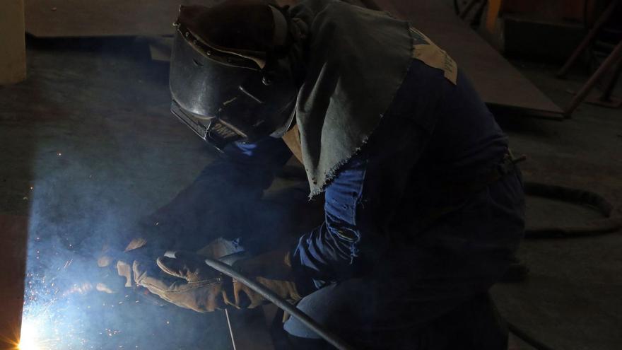 Un soldador trabajando en uno de los astilleros de Vigo.