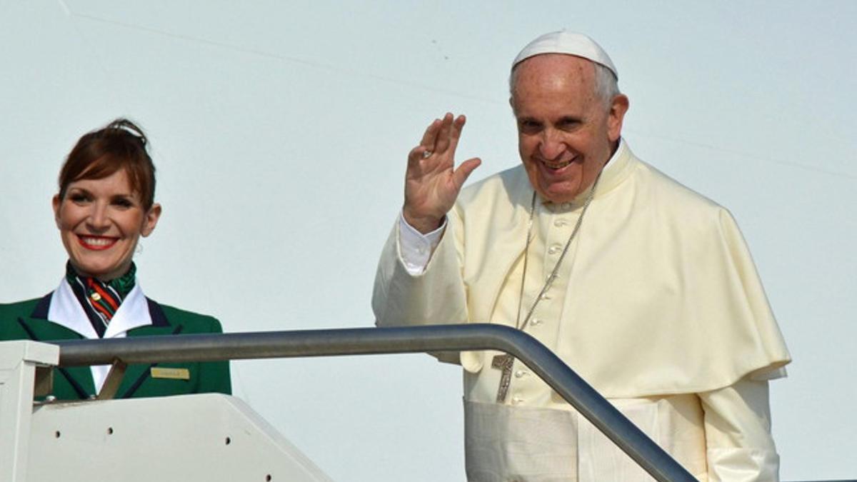 El papa llega a Ecuador en una visita en la que se esperan fuertes definiciones políticas