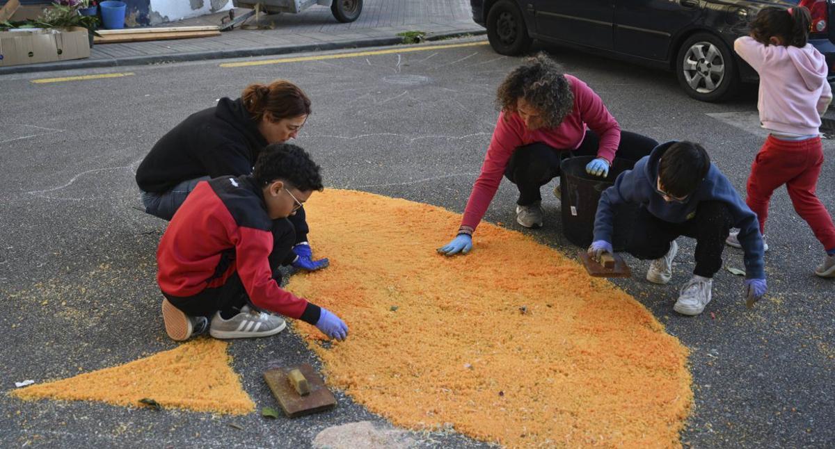 Trabajos para preparar una de las alfombras florales