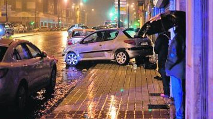 El vehículo accidentado en la calle Gutiérrez Herrero.