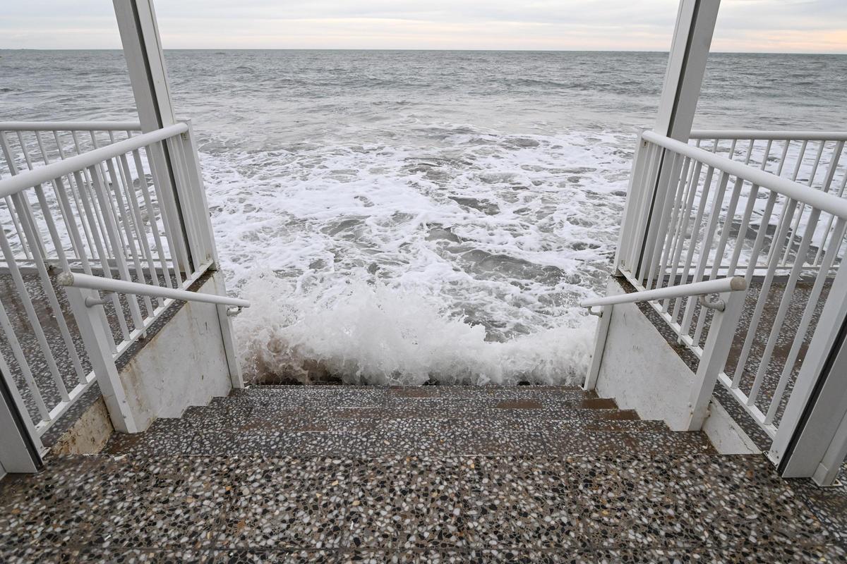Un mar embravecido por el temporal Harry engulle playas en Elche y amenaza a las casas de primera línea de El PInet