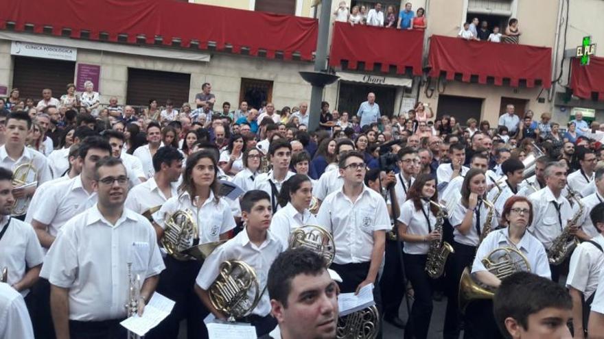 La plaza de El Pla repleta de músicos y público en el primer acto de las Fiestas de Moros y Cristianos de Cocentaina.