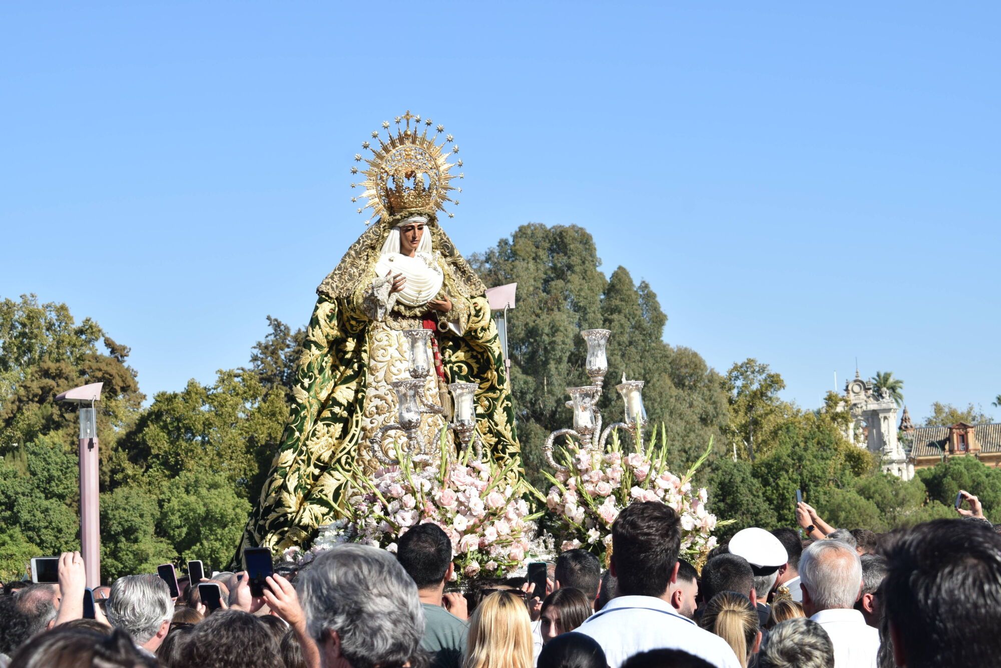 Traslado de la Esperanza de Triana desde el Polígono Sur a Triana