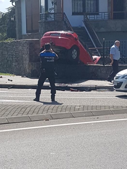 Un coche se empotra contra una casa en La Guía, en Gijón