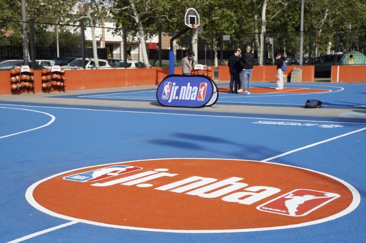 Dentro del programa de actividades del Ayuntamiento con la NBA, ayer se inauguraron dos pistas de baloncesto recién renovadas en la calle Bombero Ramón Duarte.