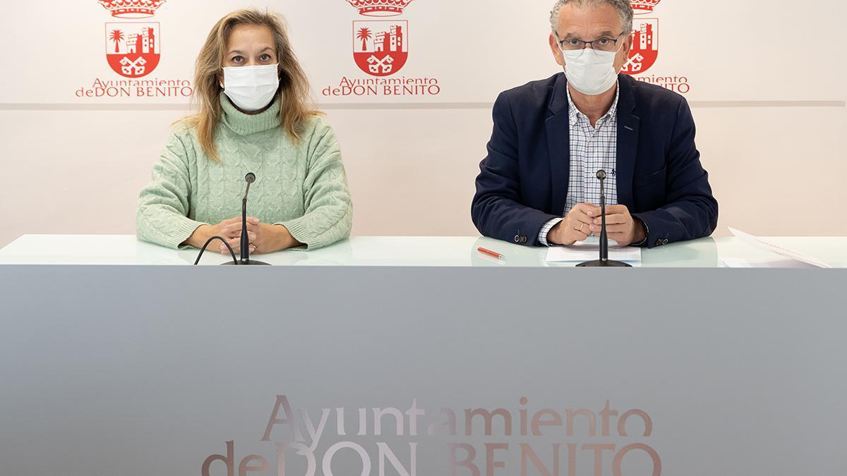 José Luis Quintana comparece en la sala de prensa del Ayuntamiento de Don Benito junto a Ana Bahamonde.