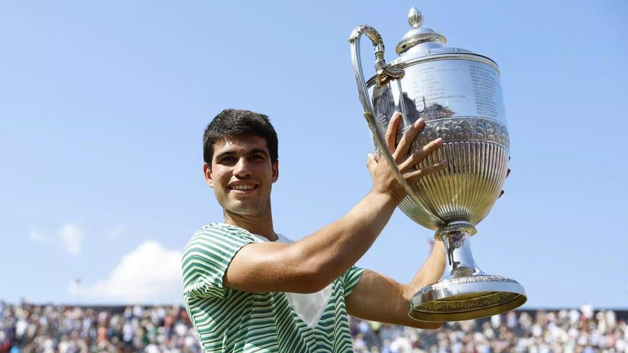 Carlos Alcaraz, con el trofeo de Queen's en 2023.