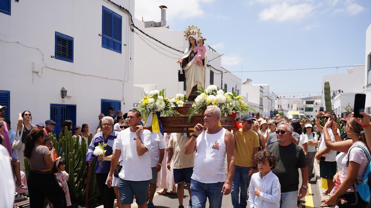Procesión terrestre de la Virgen del Carmen en Arrieta, en el norte de Lanzarote.