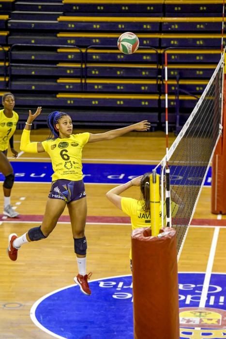 25-02-20 DEPORTES. CENTRO INSULAR DE LOS DEPORTES. LAS PALMAS DE GRAN CANARIA. Entrenamiento y foto de grupo del equipo femenino de volleyball IBSA 7 Palmas.    Fotos: Juan Castro.  | 25/02/2020 | Fotógrafo: Juan Carlos Castro