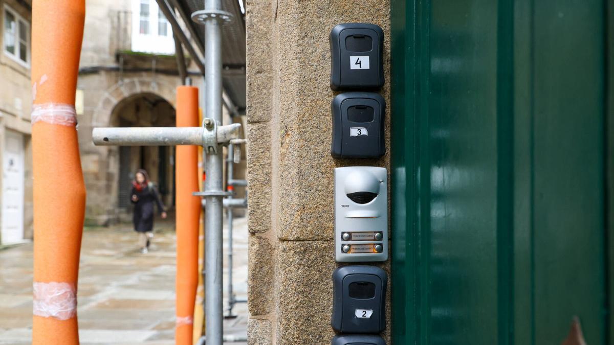 Cajas de seguridad para llaves de VUT en un edificio del casco histórico de Santiago