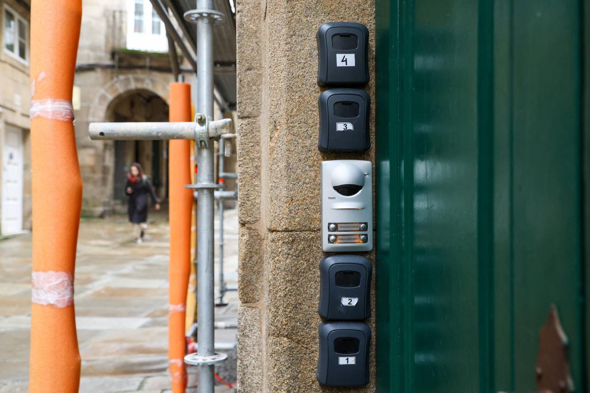 Cajas para guardar las llaves de viviendas de uso turístico, en Santiago.