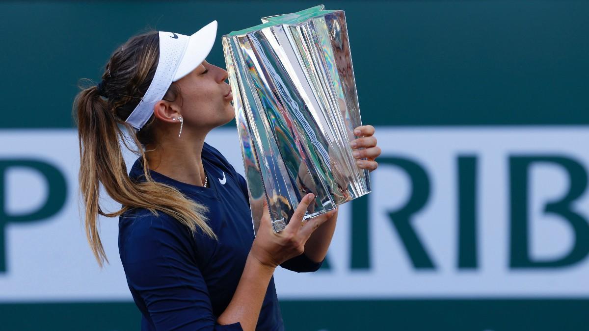 Badosa besa el trofeo de Indian Wells