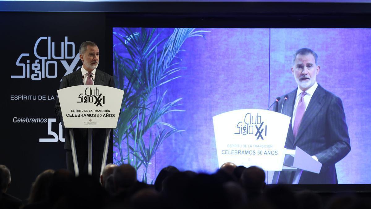 El rey Felipe VI, este jueves, pronuncia un discurso durante la celebración del 50º aniversario del Club Siglo XXI, en Madrid.
