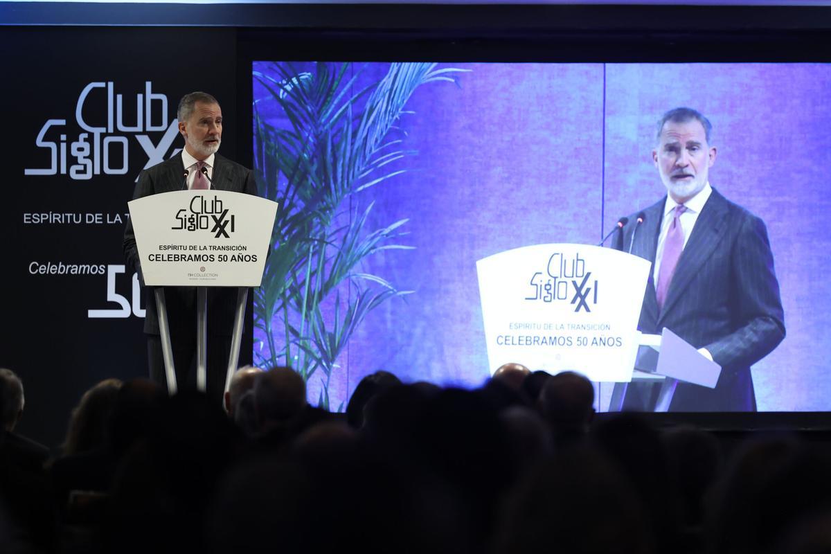 El rey Felipe VI, este jueves, pronuncia un discurso durante la celebración del 50º aniversario del Club Siglo XXI, en Madrid.