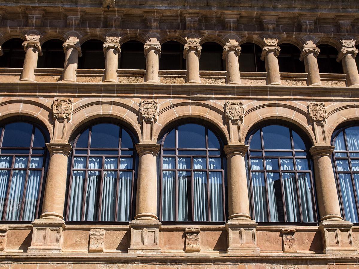 Uno de los elementos más reconocibles es su galería superior