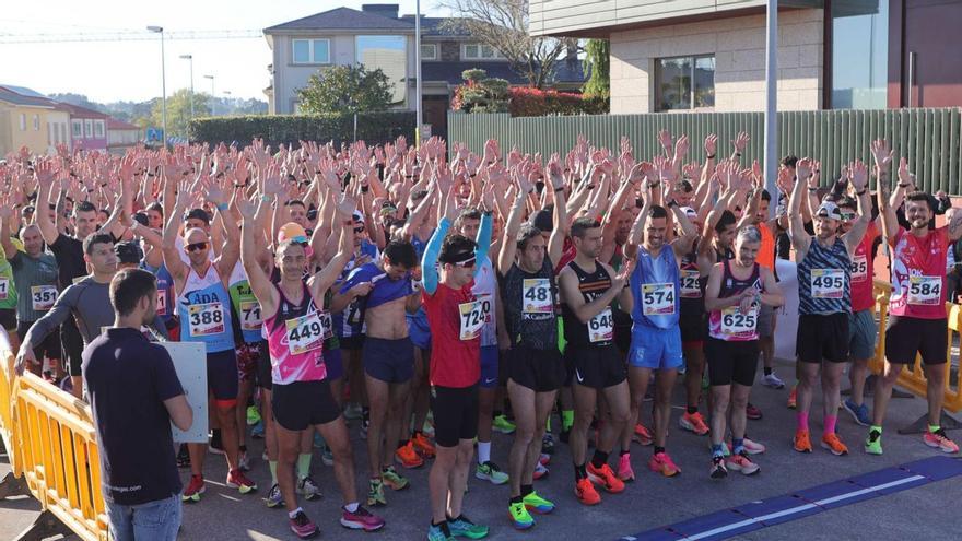 Participantes de la Carrera Ártabra de 2024 momentos antes de la salida en Oleiros. | Iago López