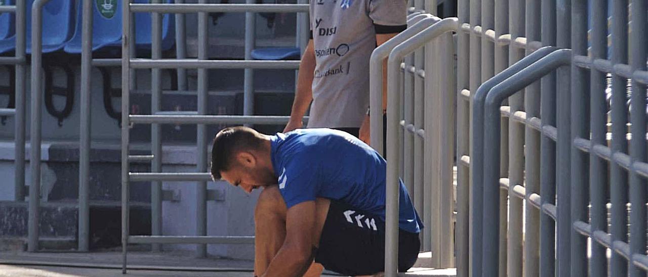 Enric Gallego, preparándose para comenzar el entrenamiento de ayer en el Heliodoro Rodríguez López.