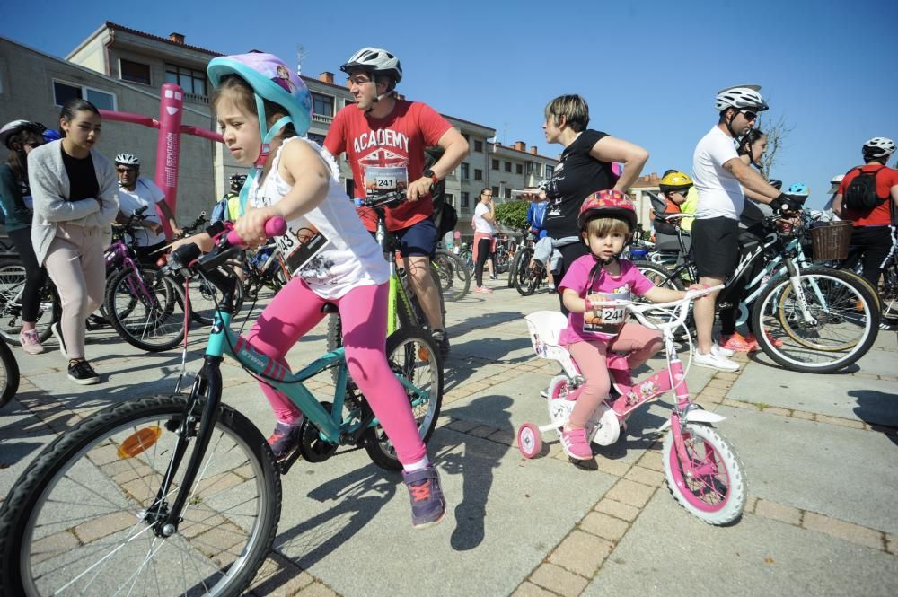 Una veintena de trabajadores y usuarios de la asociación Amencer, de personas con parálisis cerebral, participaron ayer en la Festa da Bicicleta de Ribadumia.