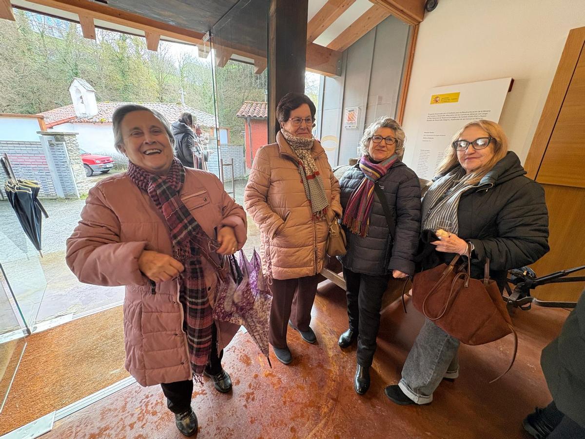 Por la izquierda, María Diez, Adela González, Natividad Herrero y Soledad Uría, asistentes a la fiesta.