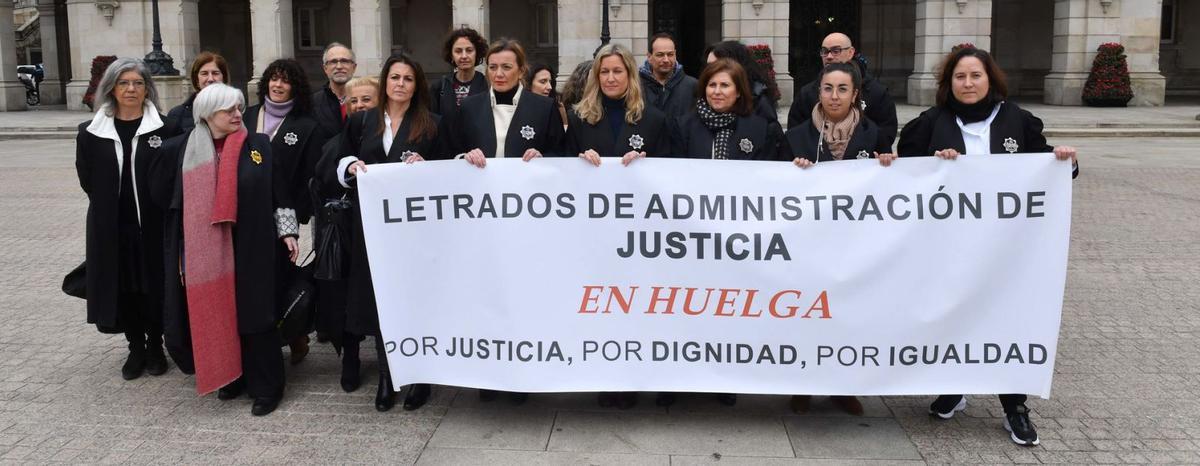 Letrados de Administración de Justicia, ayer, en María Pita. | // VÍCTOR ECHAVE
