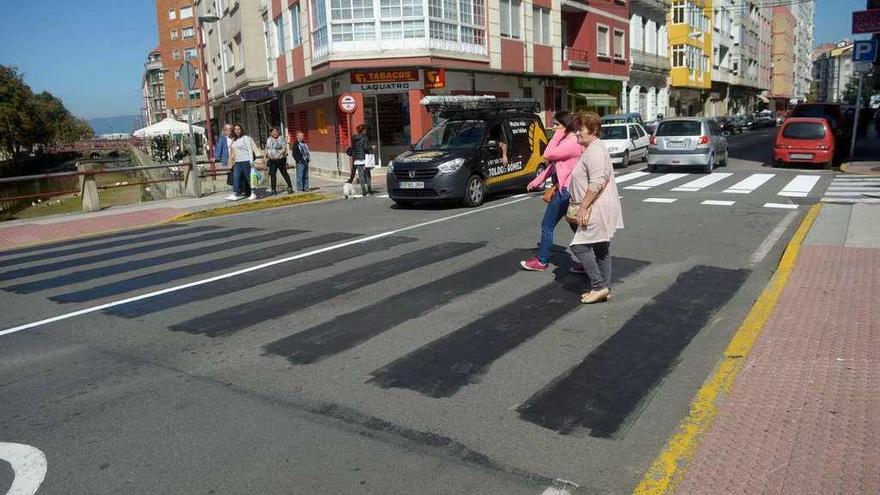 El paso de peatones del puente de Doutor Tourón es uno de los afectados. // Noé Parga