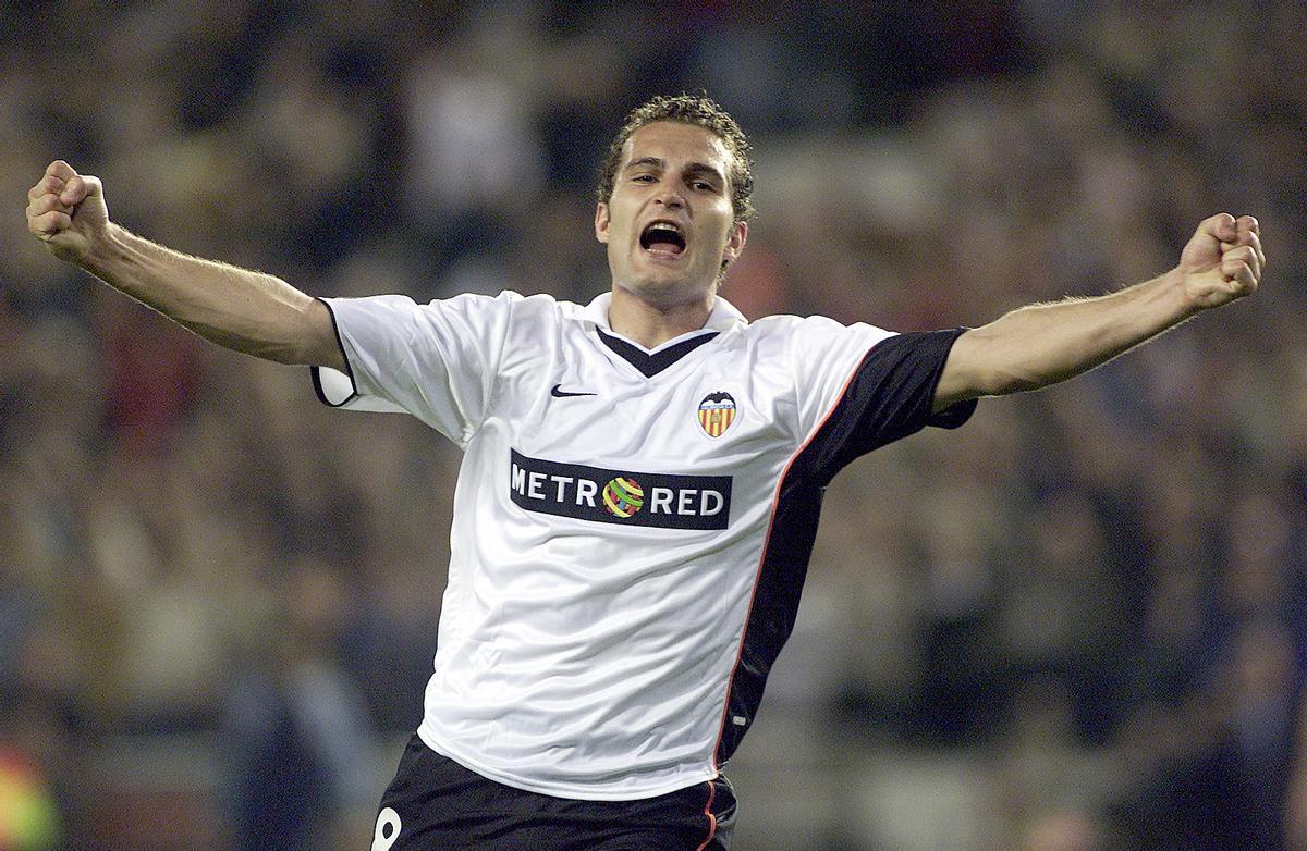 Rubén Baraja celebra su gol contra el Espanyol para encarrilar la quinta Liga del Valencia CF