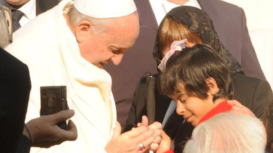 El Papa Francisco con la niña valenciana