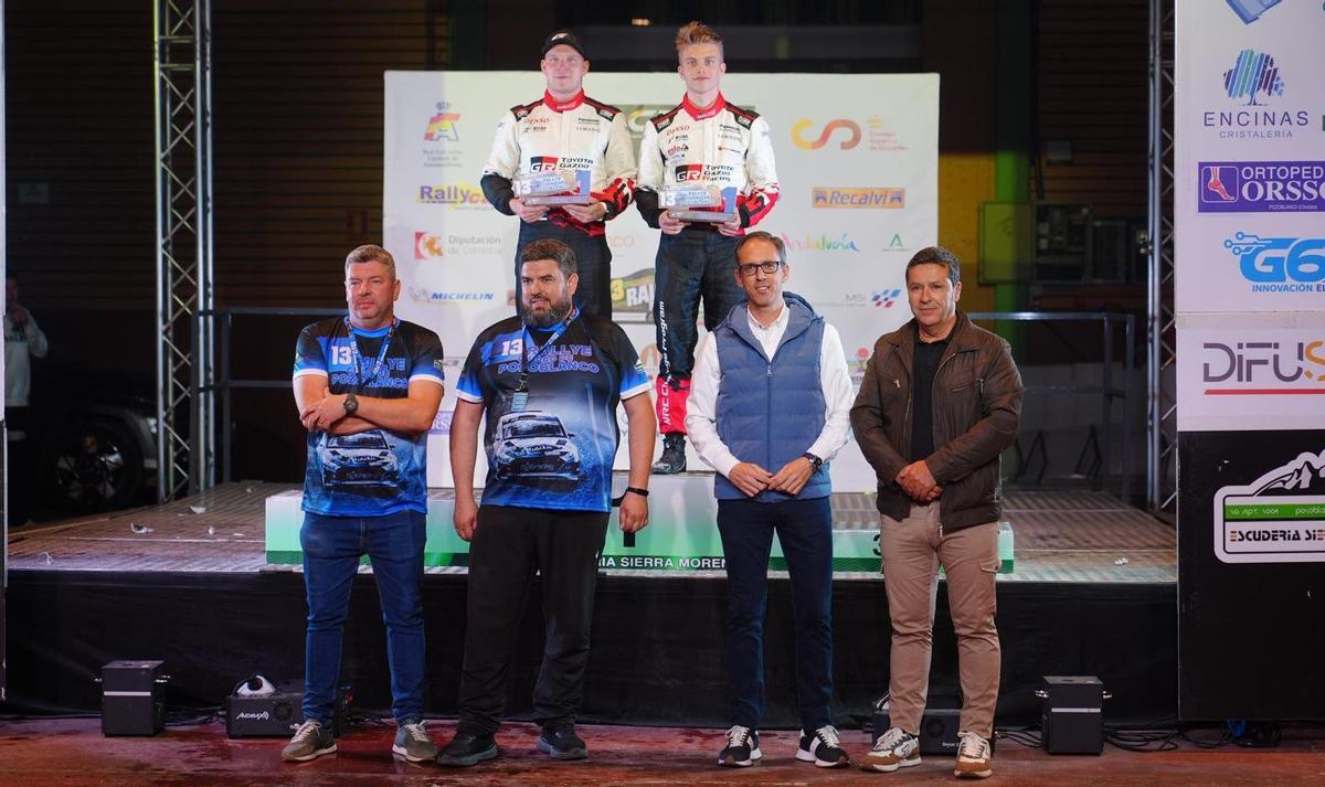 El estonio Vaher Jaspar, ganador del rally, con su copiloto, Jansen Rait, en la entrega de premios.