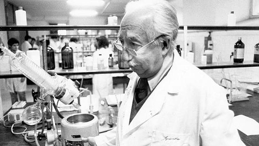 A la izquierda, Francisco Grande Covián en el laboratorio de Bioquímica de la Facultad de Ciencias de          Zaragoza; a la derecha, con Severo Ochoa.