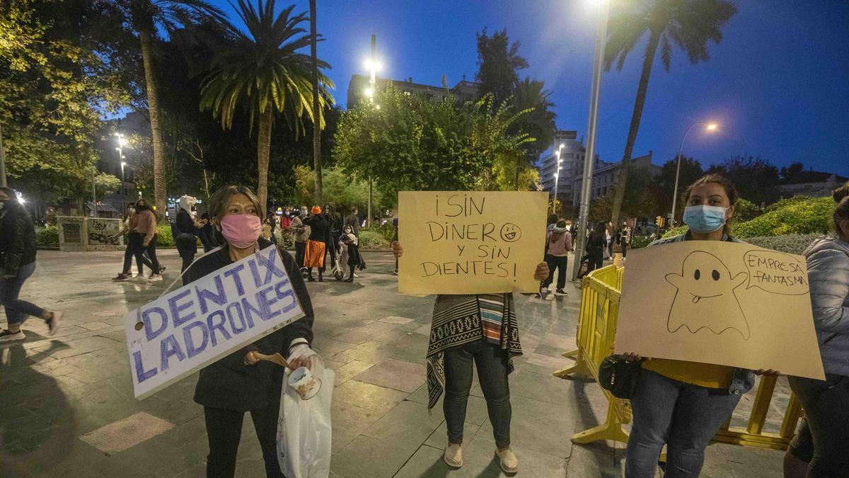 Concentración de afectados por el cierre de Dentix en Mallorca