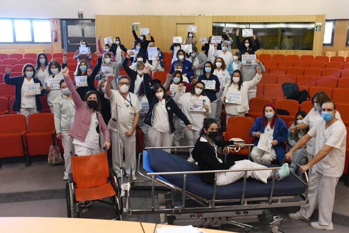 Los celadores, encerrados en el salón de actos del Hospital Montecelo, ayer por la mañana.   // GUSTAVO SANTOS