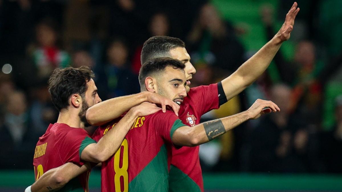 Los jugadores de Portugal festejan el primero gol