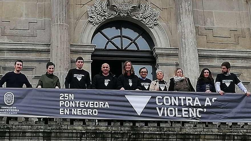 Concejales de la Corporación municipal desplegaron ayer de la pancarta &quot;Contra as Violencias&quot;.