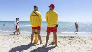 Alicante mantiene la cobertura del socorrismo en las playas pese asegurar que lo "ideal" era ampliarla porque "el verano dura más"