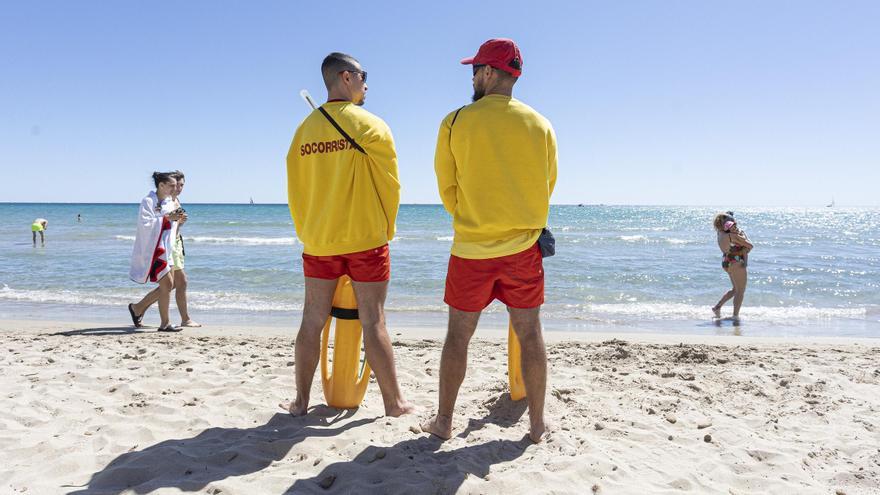 Socorristas del servicio en la playa del Postiguet