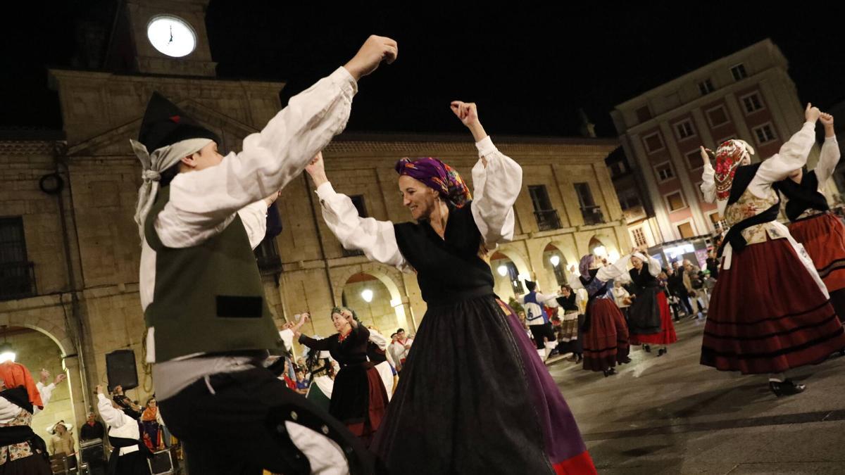 Así fue el festival folclórico Caleyando en Avilés