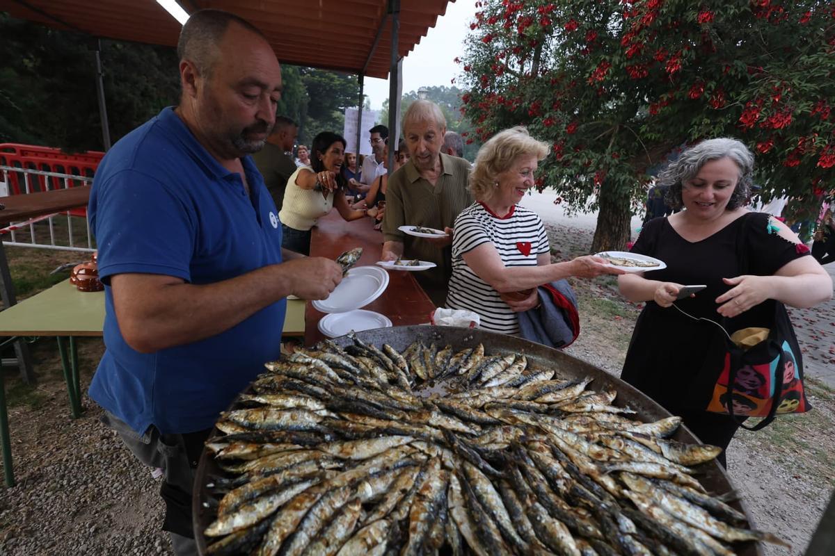 La preparación de las sardinas en Poio.